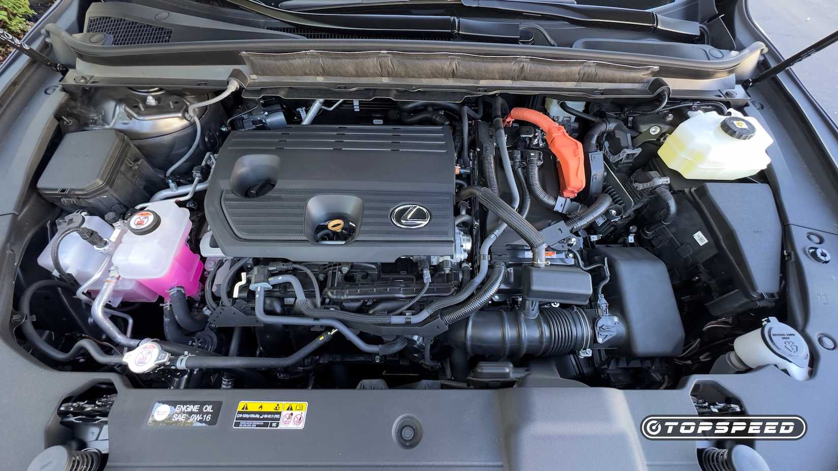 Motor de design esportivo Lexus RX350h F 2025