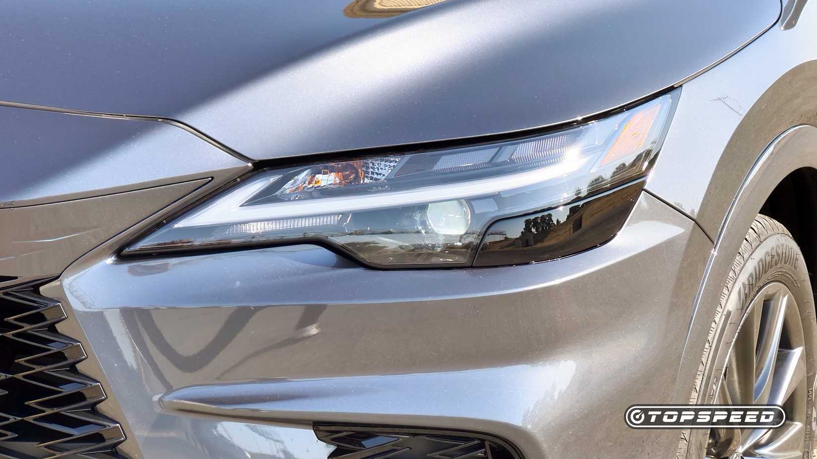 Detalhe do farol esquerdo exterior do design esportivo 2025 Lexus RX350h F