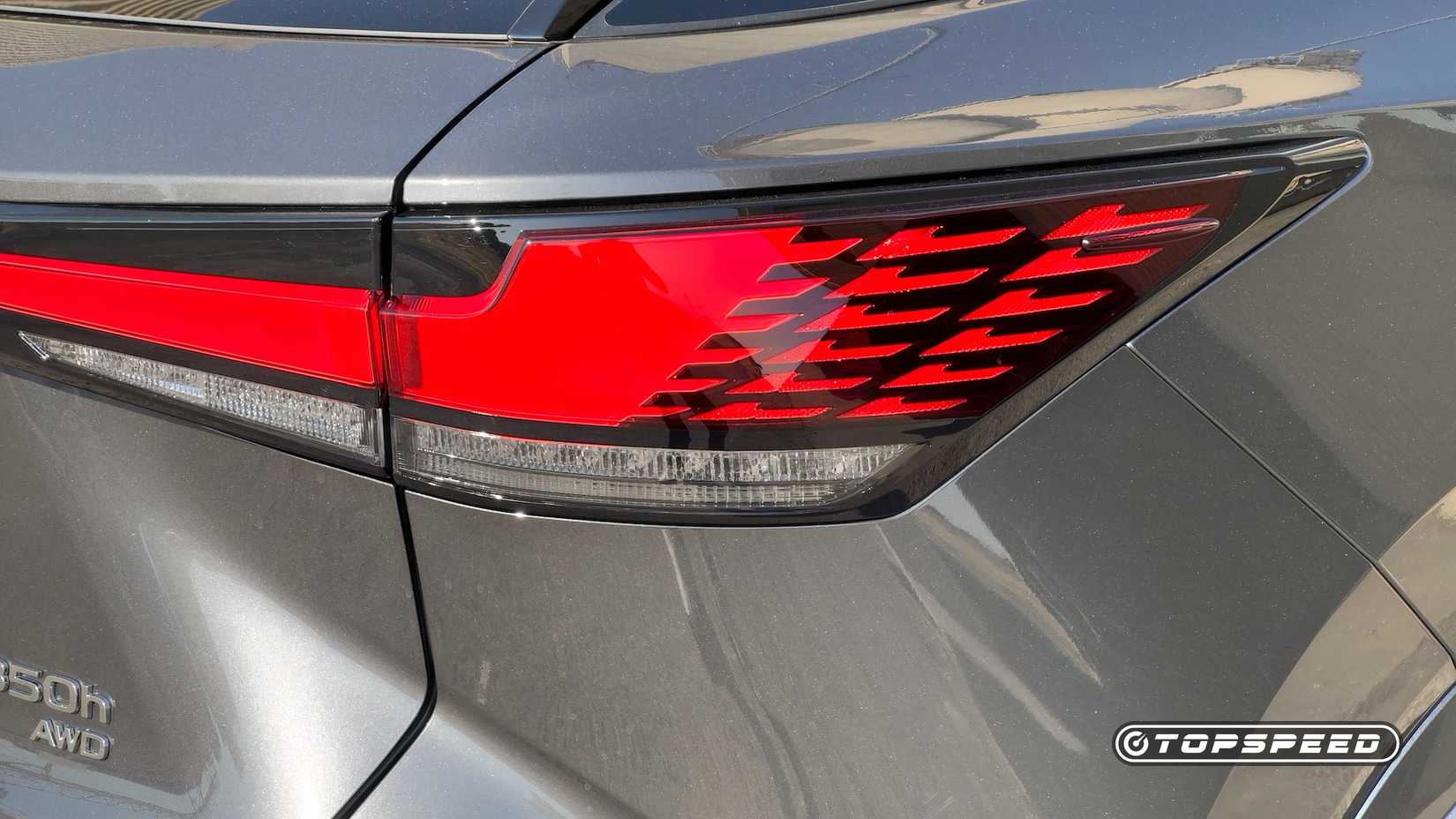 2025 Lexus RX350h F Sport Design Exterior Luz Traseira Direita Detalhe-1