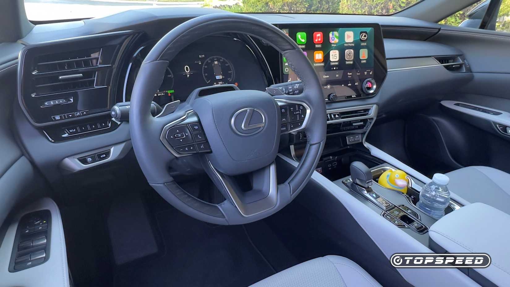 Controles internos de design esportivo Lexus RX350h F 2025