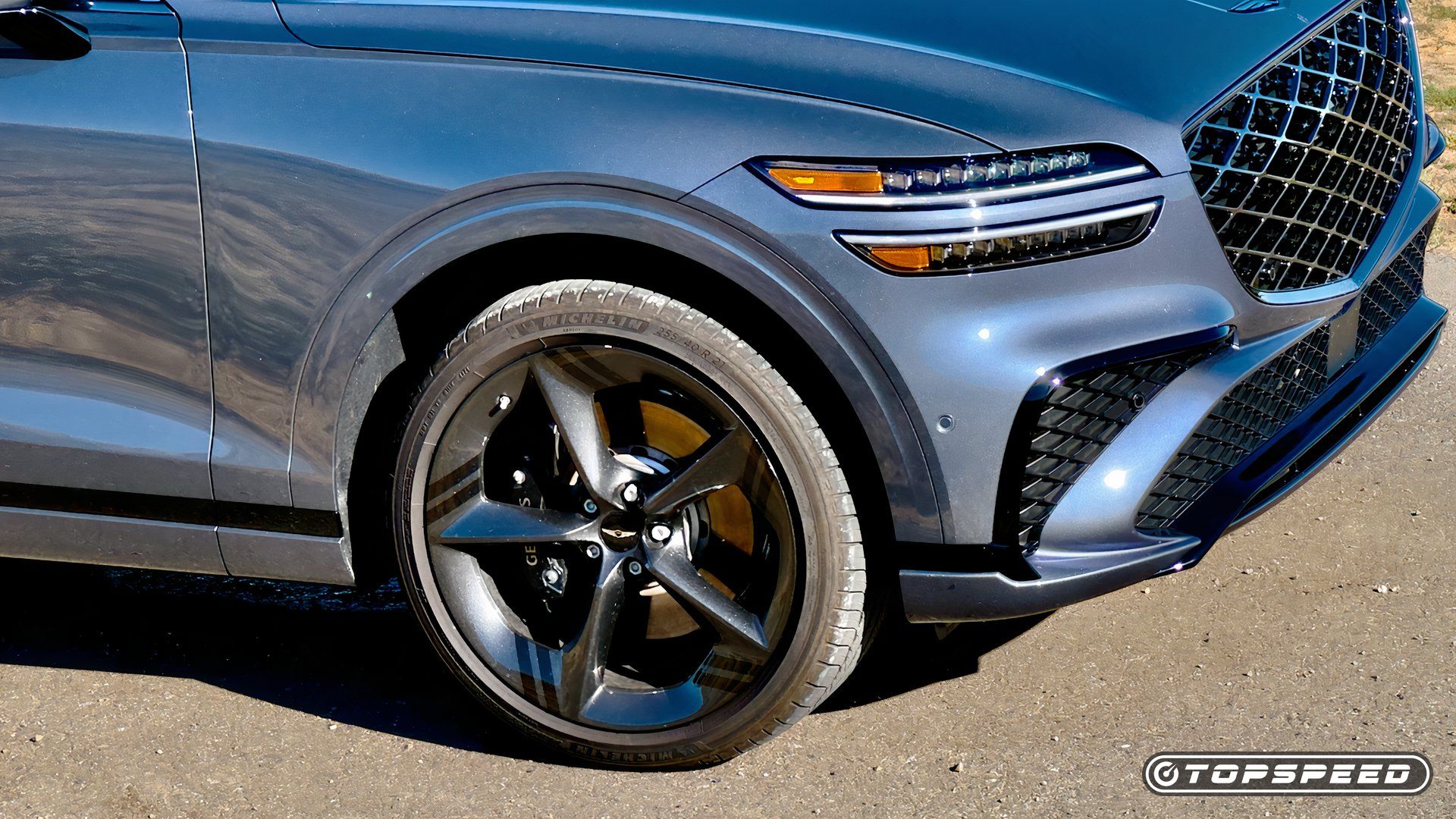 2026 Genesis GV70 3.5T Sport Prestige AWD Exterior dianteiro direito pneu e detalhe da roda