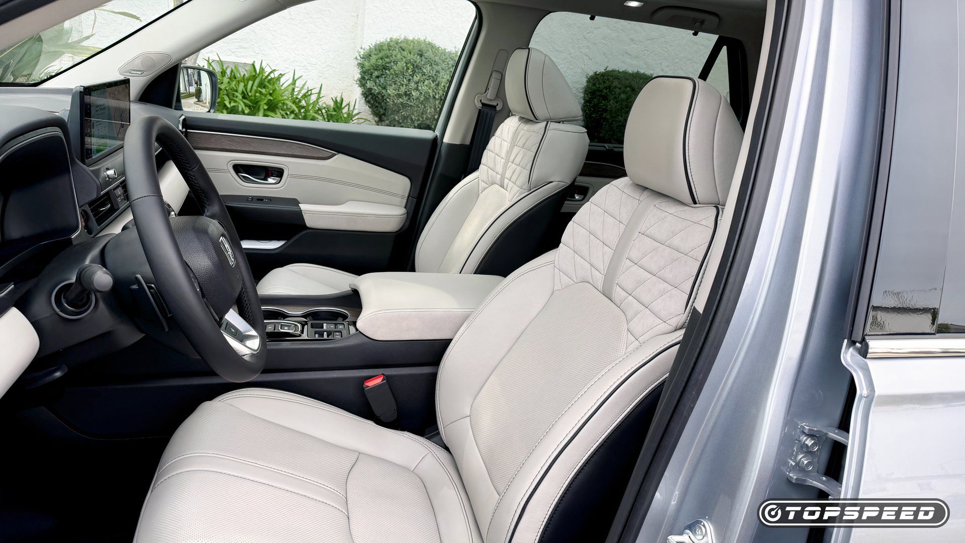 Foto do interior do Honda Pilot 2026 mostrando os bancos dianteiros
