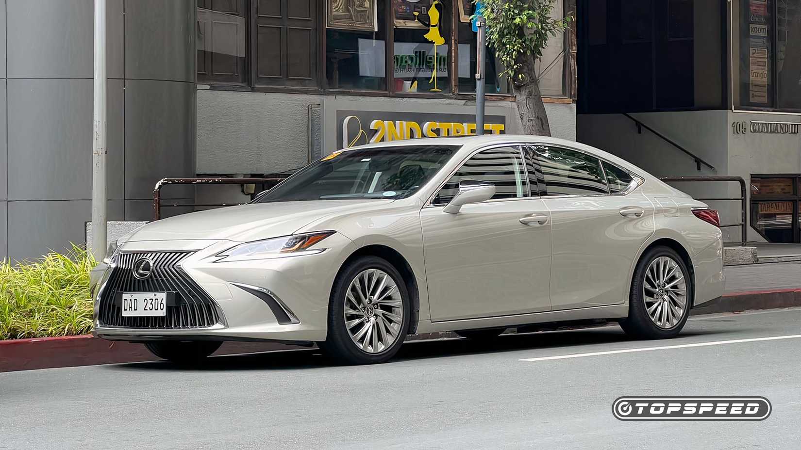 Vista frontal 3/4 de um Lexus ES 350 2021