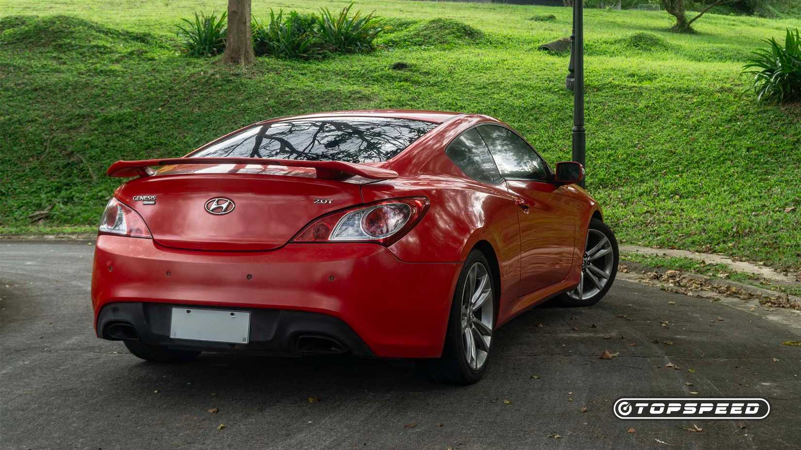 Vista traseira 3/4 de um Hyundai Genesis Coupe 2.0T Premium 2010