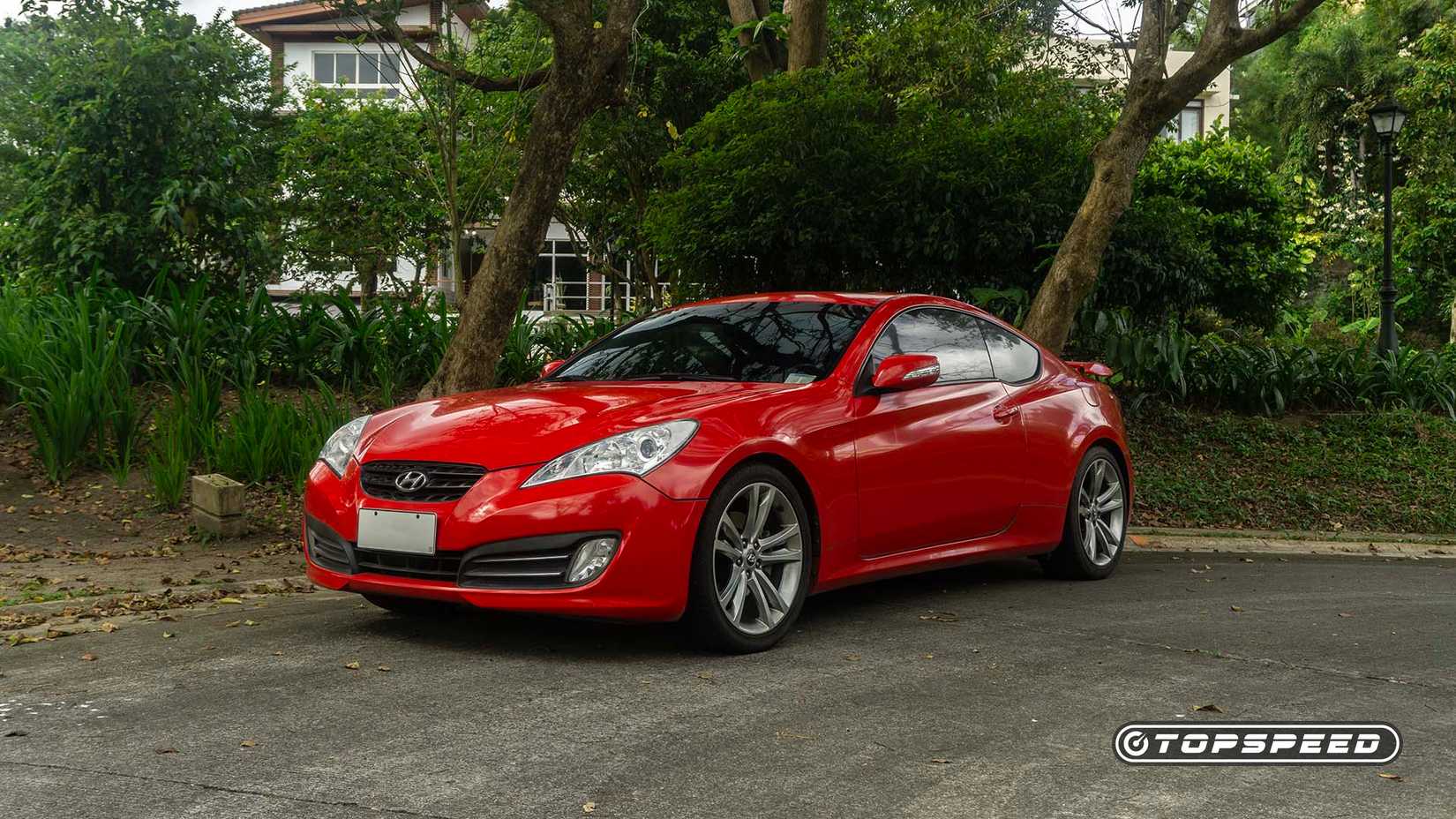 Vista frontal 3/4 de um Hyundai Genesis Coupe 2.0T Premium 2010