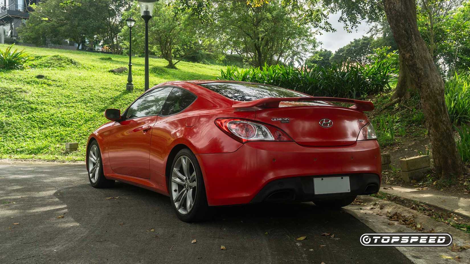 Vista traseira 3/4 de um Hyundai Genesis Coupe 2.0T Premium 2010