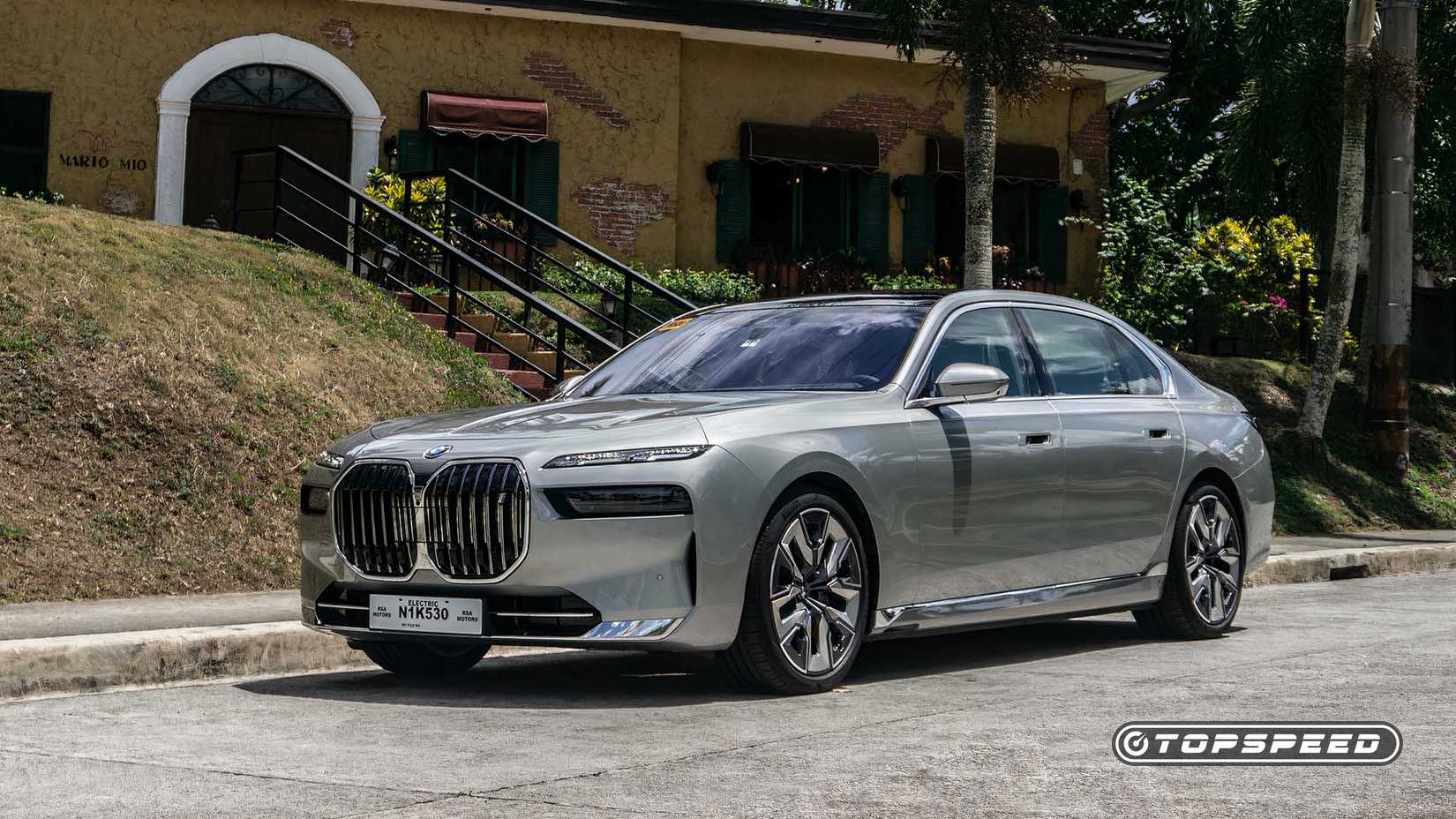 Vista frontal 3/4 de um BMW i7 xDrive60 2026