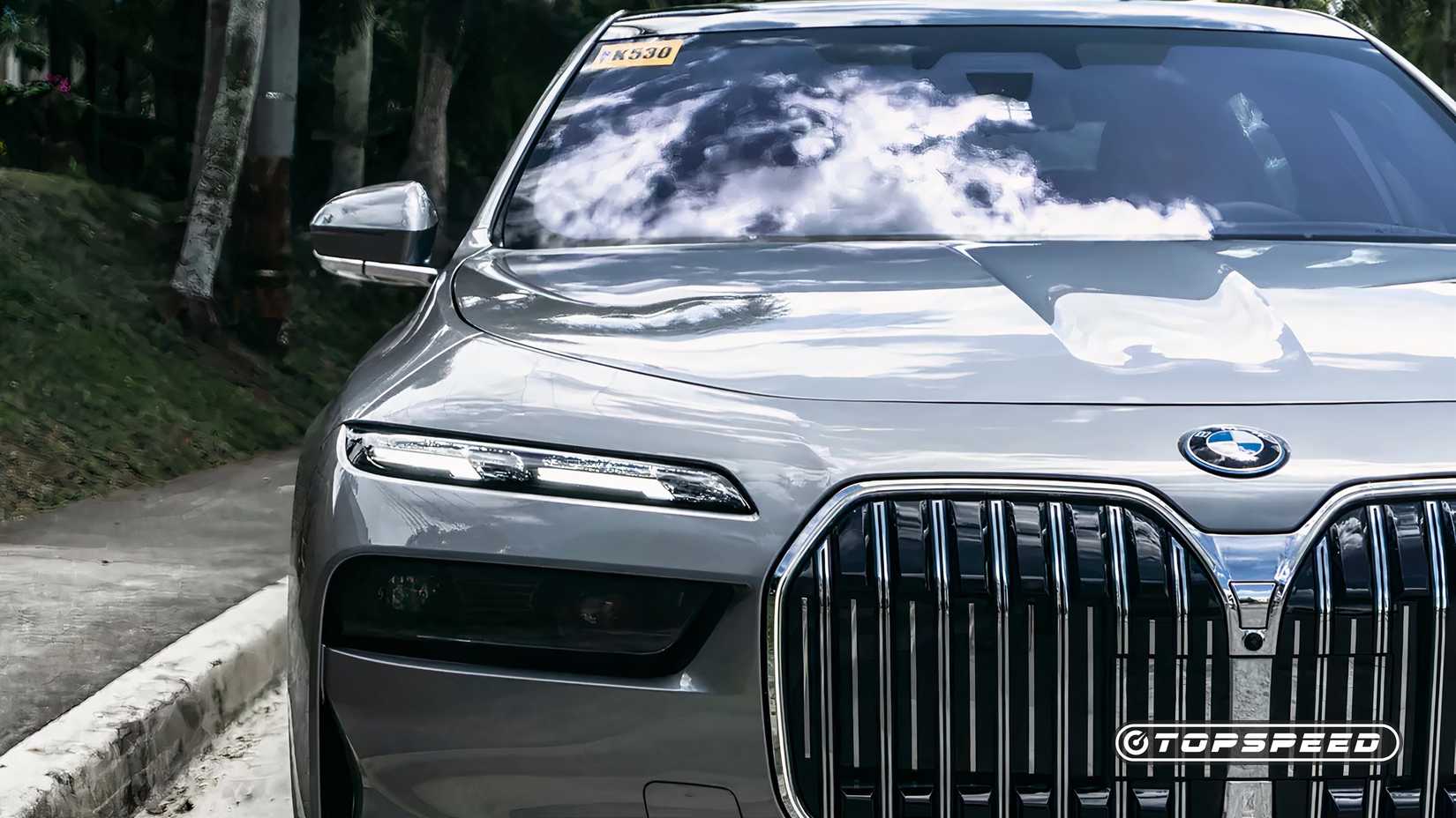 Headlights of a 2026 BMW i7 xDrive60