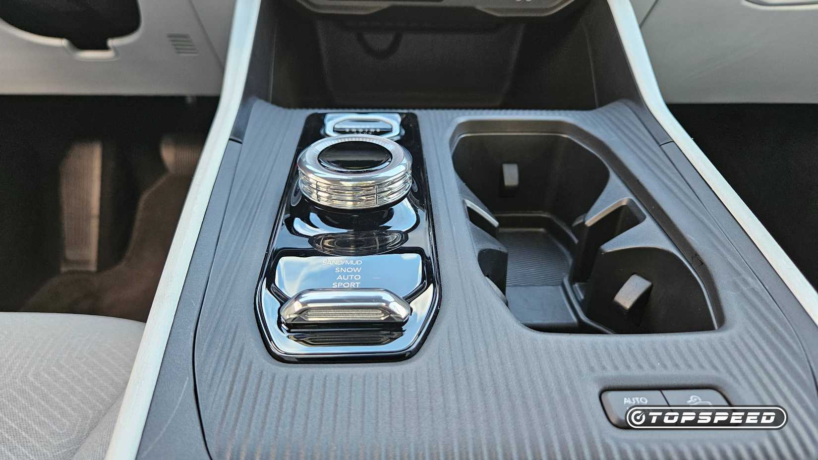 2026-jeep-cherokee-console-closeup