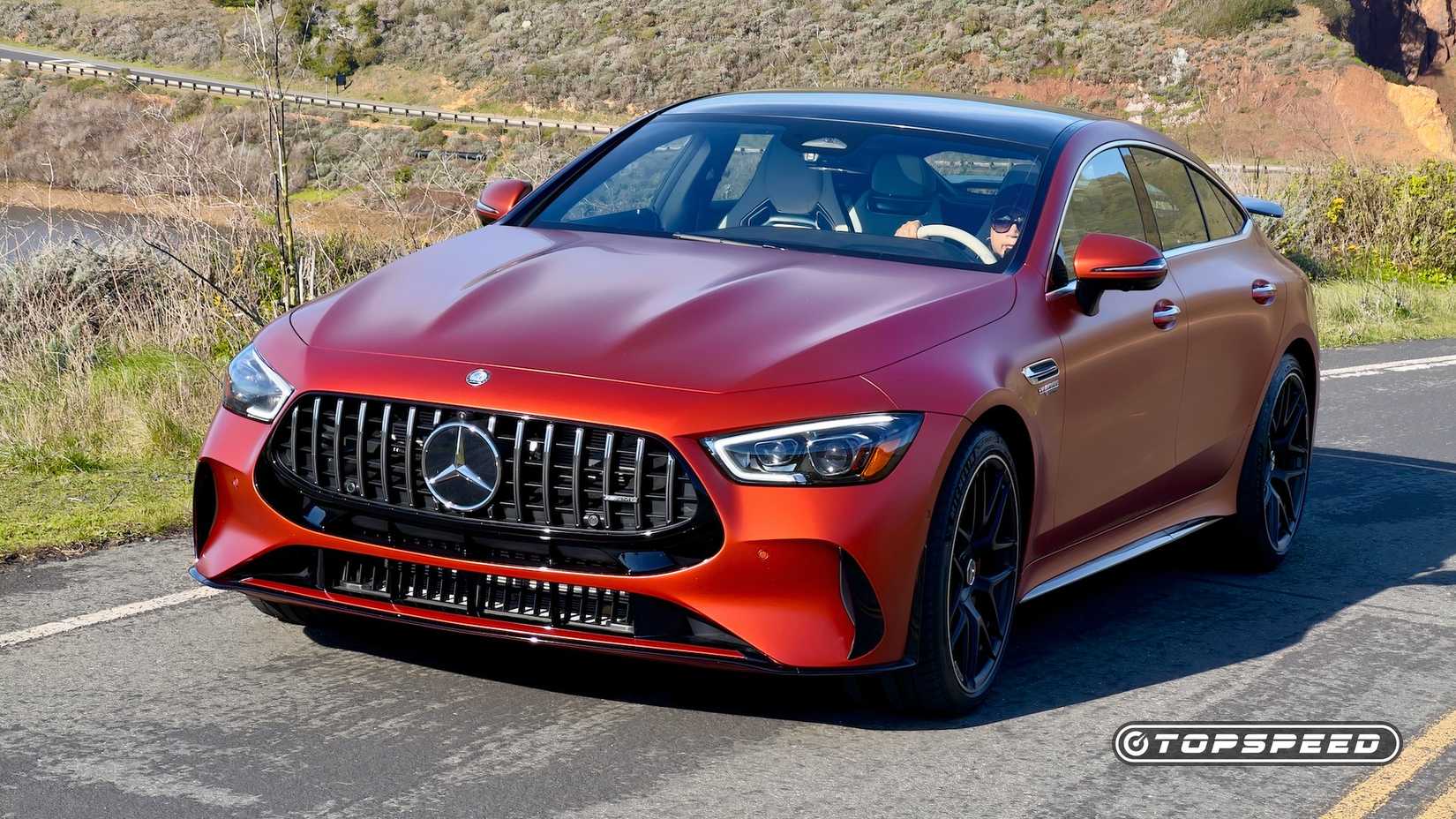 2026 Mercedes-AMG GT63 SE Performance Exterior Front 3.25 na estrada