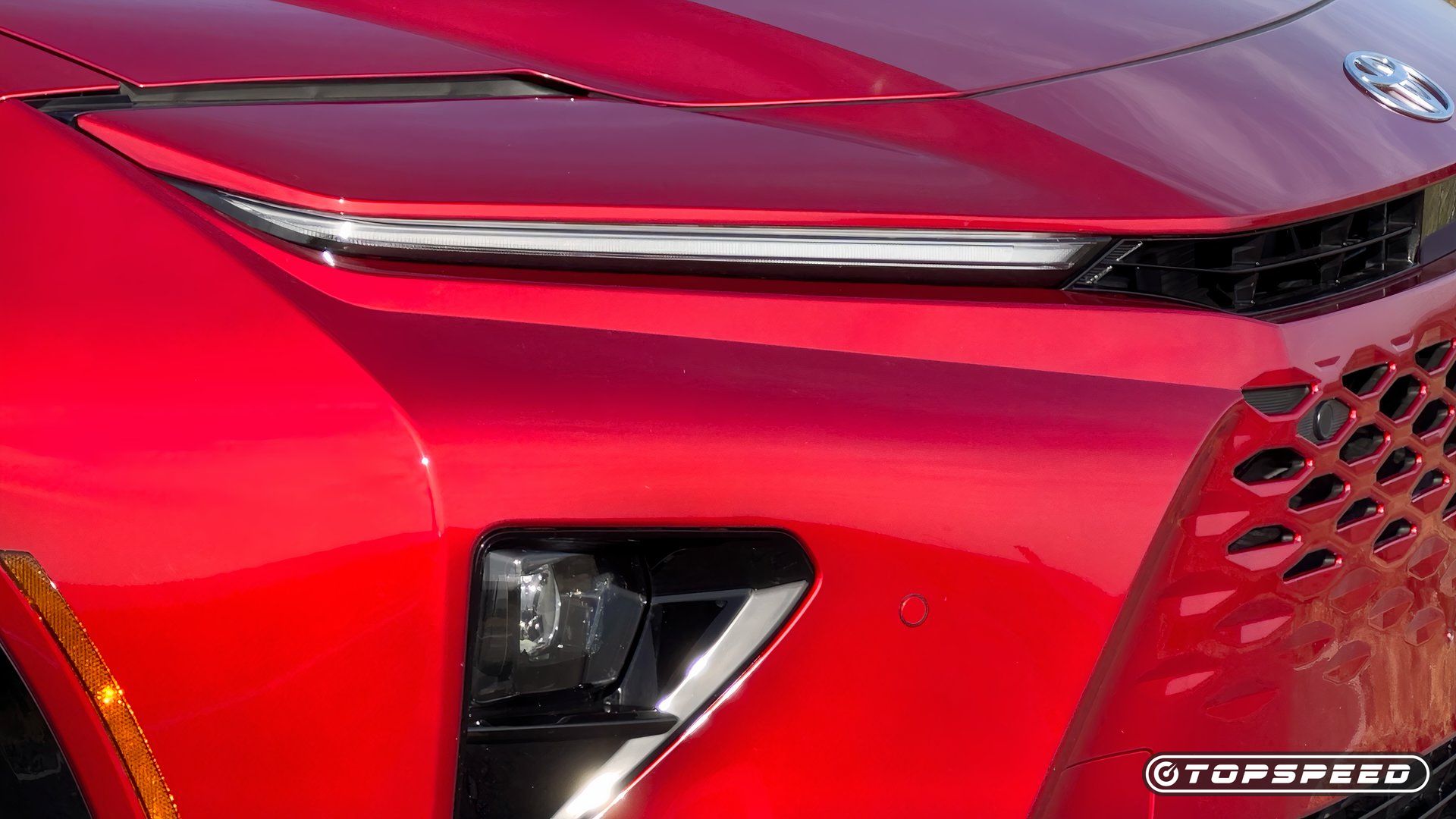 Detalhe do farol externo limitado 2026 Toyota Crown Signia