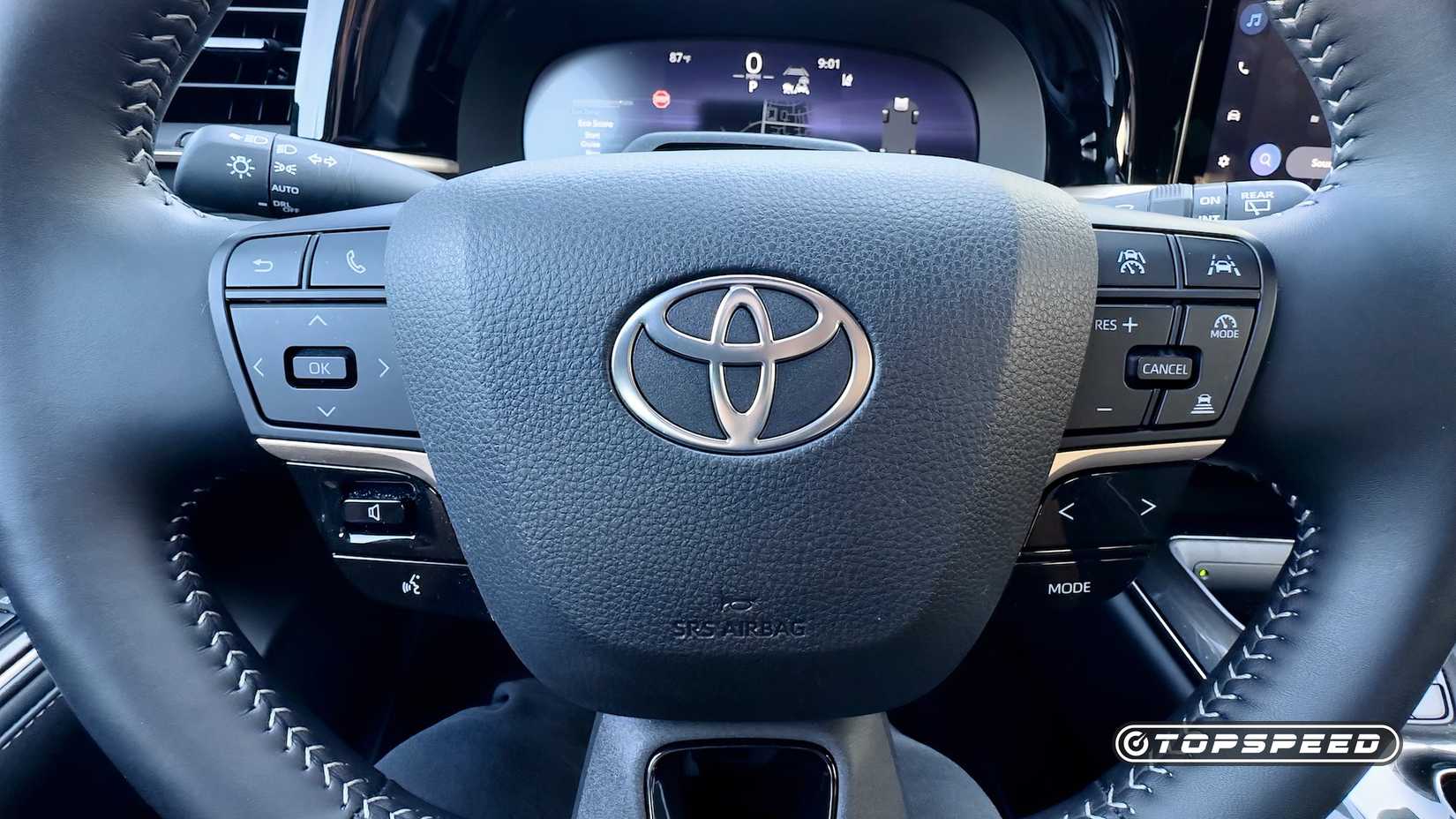 2026 Toyota Crown Signia Limited Tech controles de volante