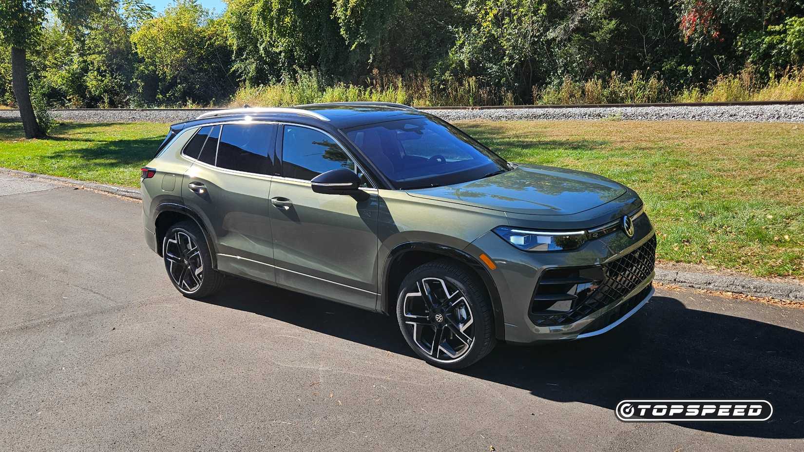 Tiro lateral do Volkswagen Tiguan Turbo 2026 estacionado em frente aos trilhos da ferrovia