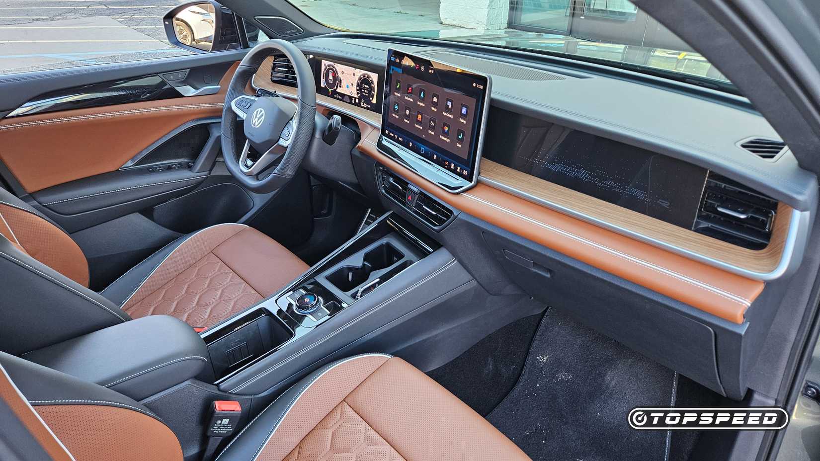 Foto do interior de um Volkswagen Tiguan Turbo 2026 mostrando os bancos dianteiros