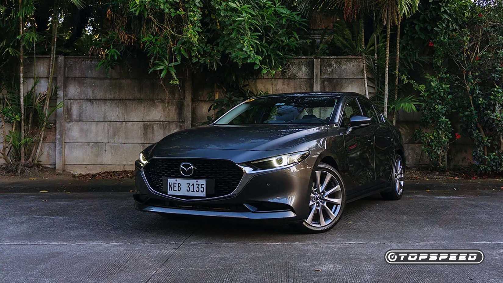 Aparência frontal 3/4 de um Mazda 3 Sedan 2024