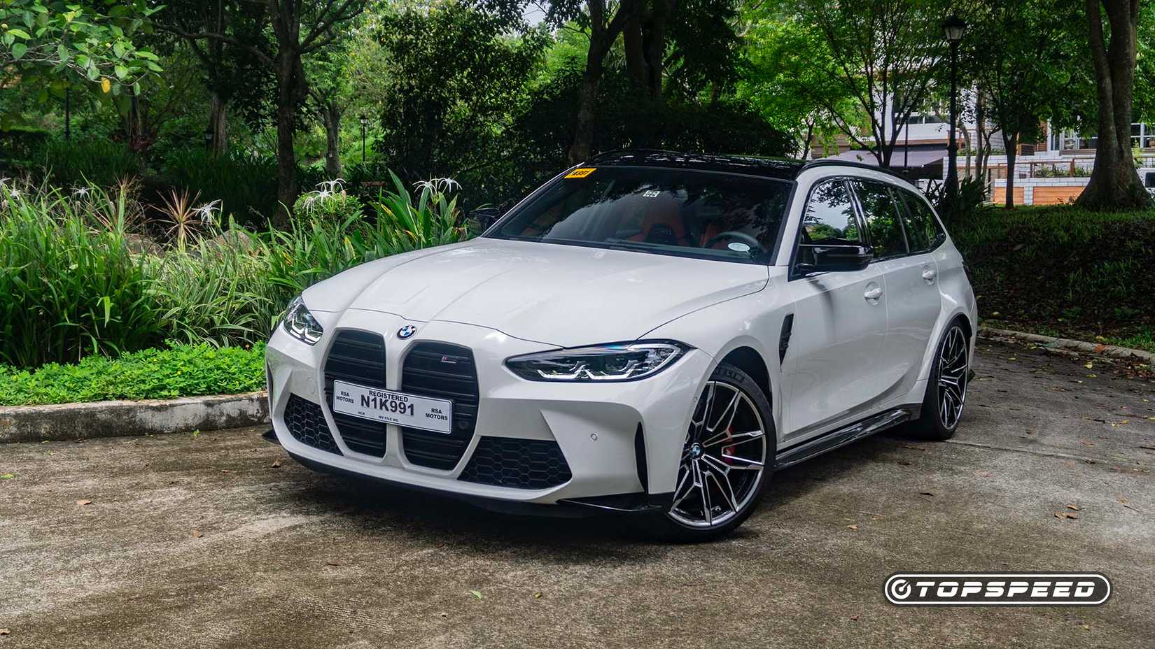 Vista frontal 3/4 de um BMW M3 Competition Touring 2024