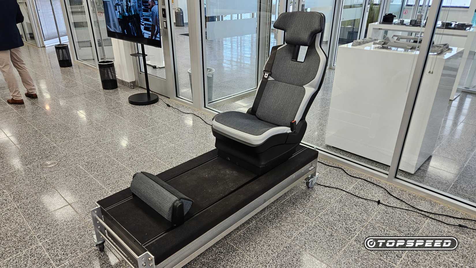 Assento fino Brose com apoio para os pés-1