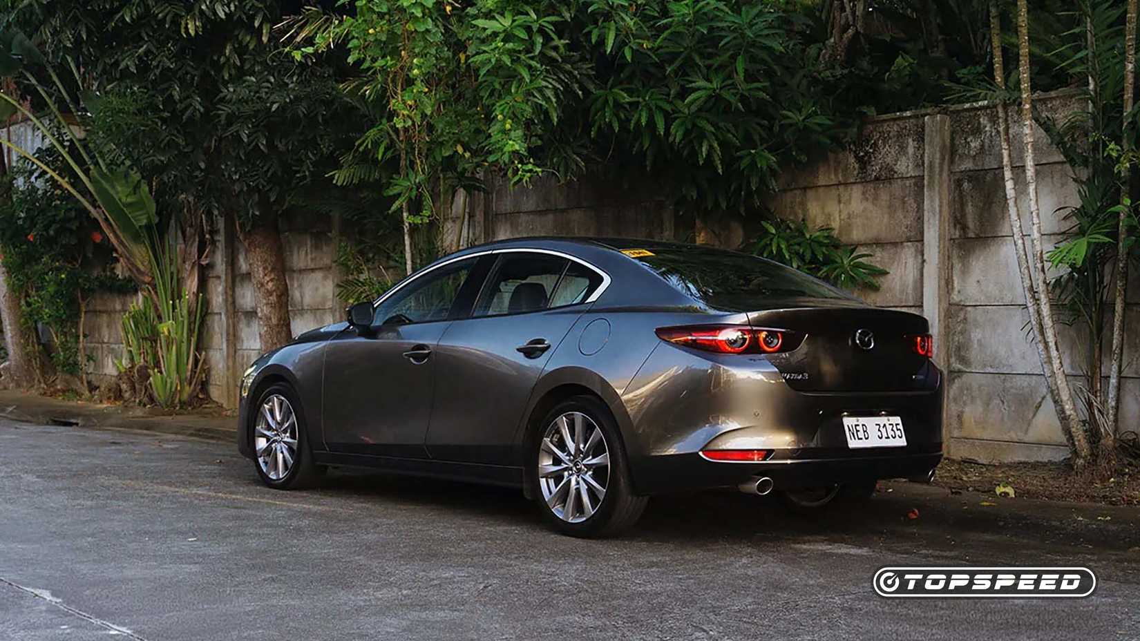 Aparência traseira 3/4 de um Mazda 3 Sedan 2024
