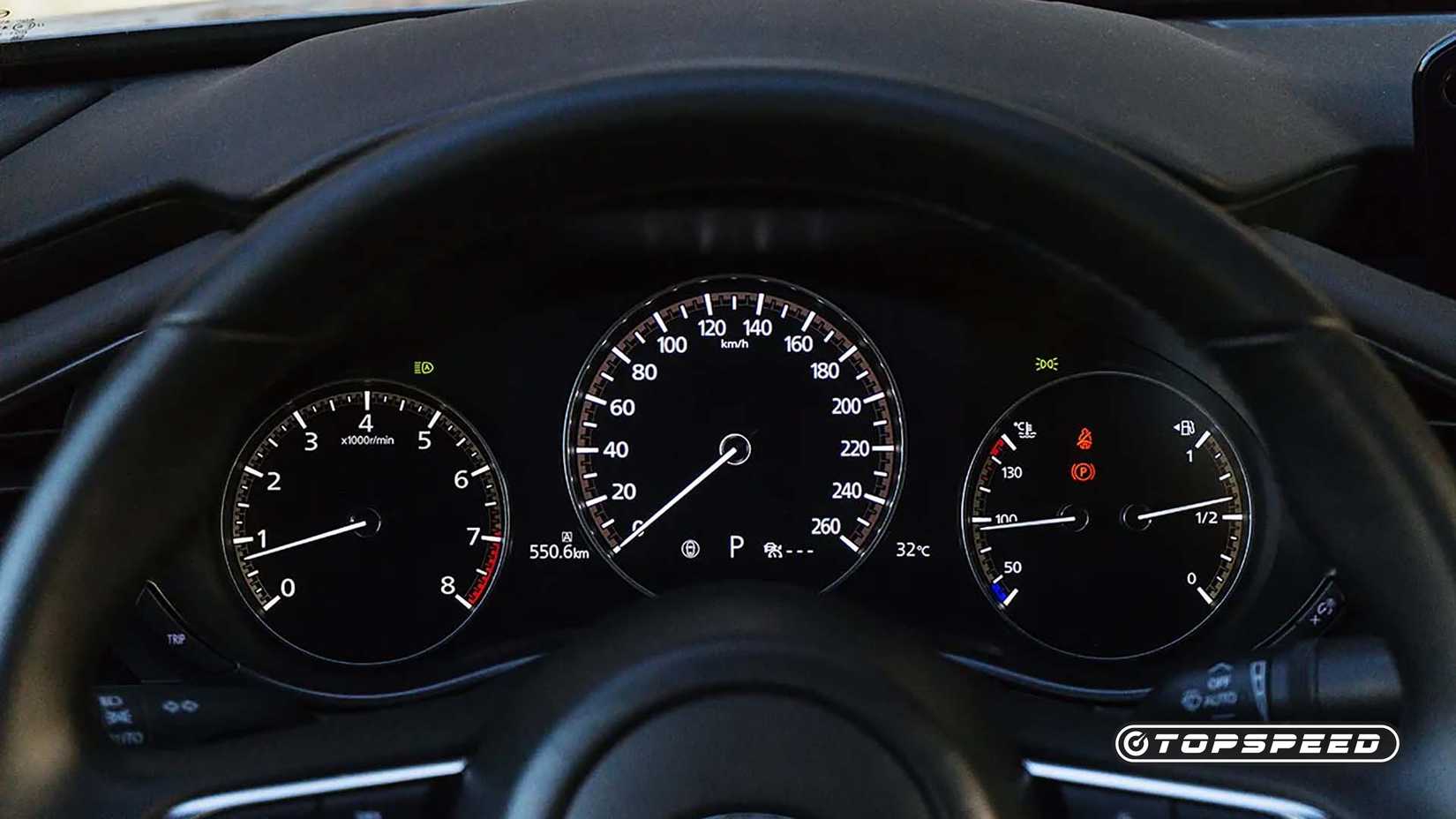 Medidores de um Mazda 3 Sedan 2024