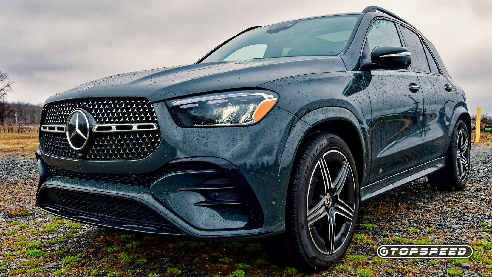 Tiro frontal do Mercedes-Benz GLE 450 2026 estacionado em estrada de cascalho
