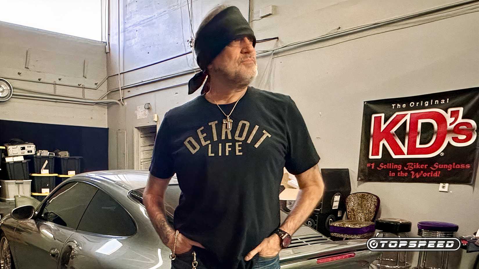 Danny Koker ao lado do Porsche que pertencia a Nikki Sixx do Motley Crue no Count's Kustoms pouco antes da estreia do Count's Kulture.