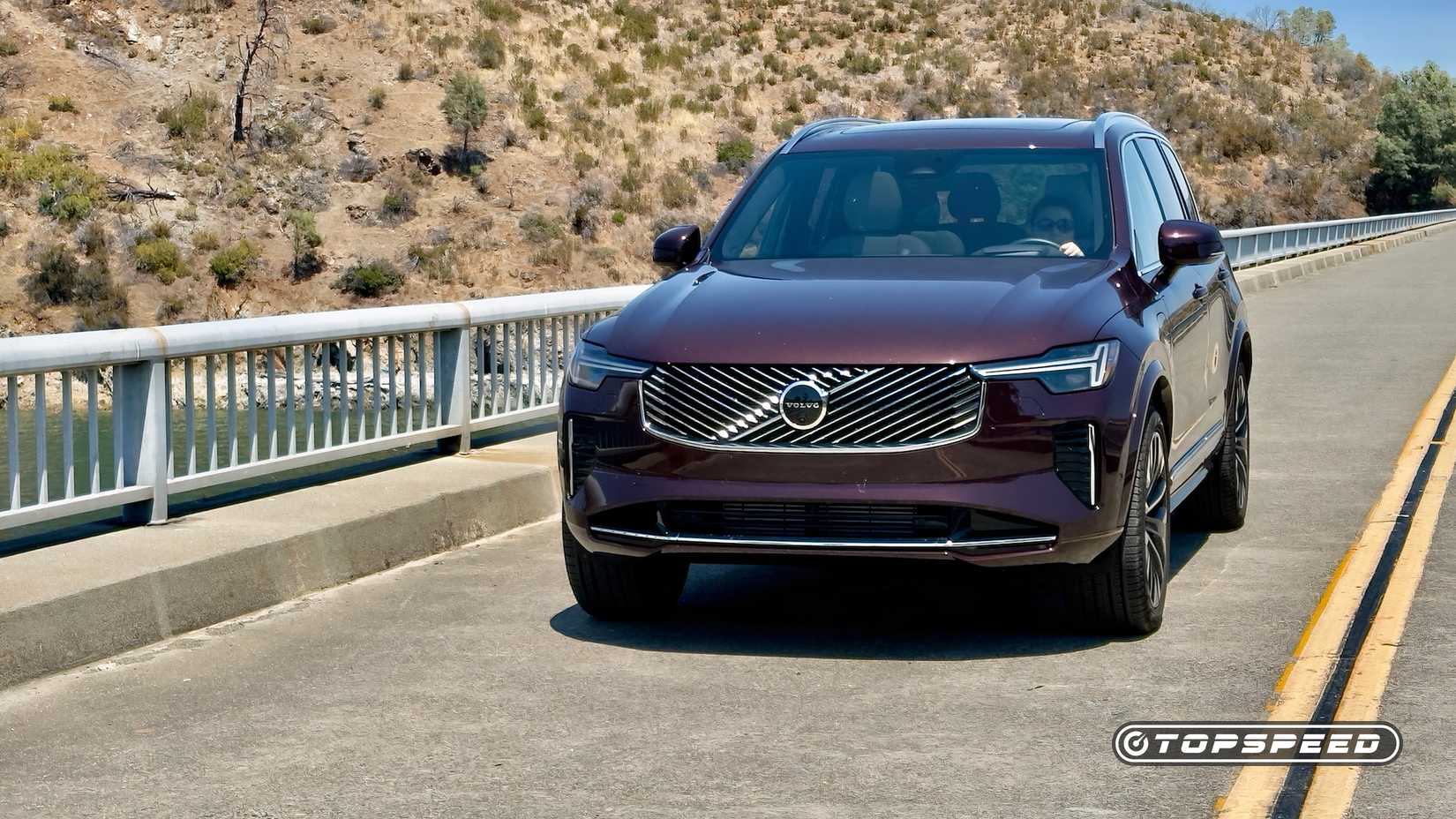 Volvo XC90 T8 AWD Ultra Exterior Front 3.25 On Road