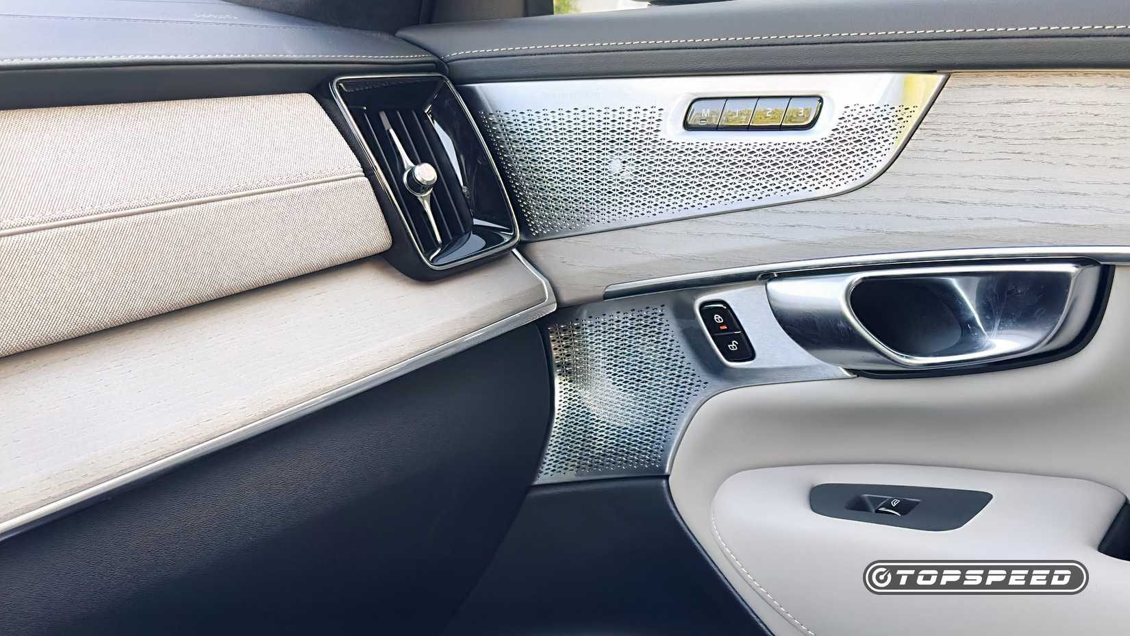 Volvo XC90 T8 AWD Ultra Interior dash and door panel details