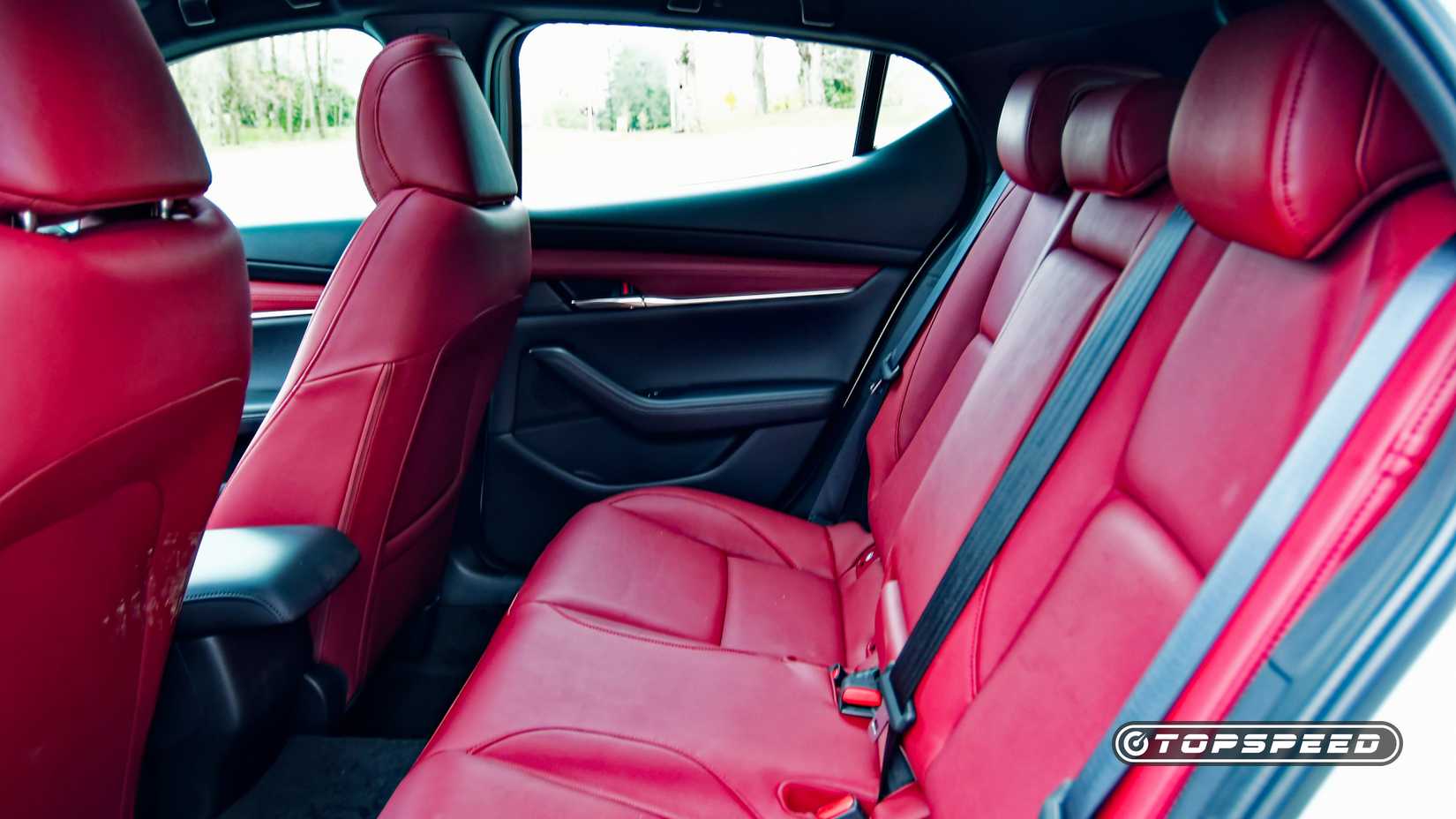 Foto do interior do Mazda 3 Turbo 2026 mostrando os bancos traseiros