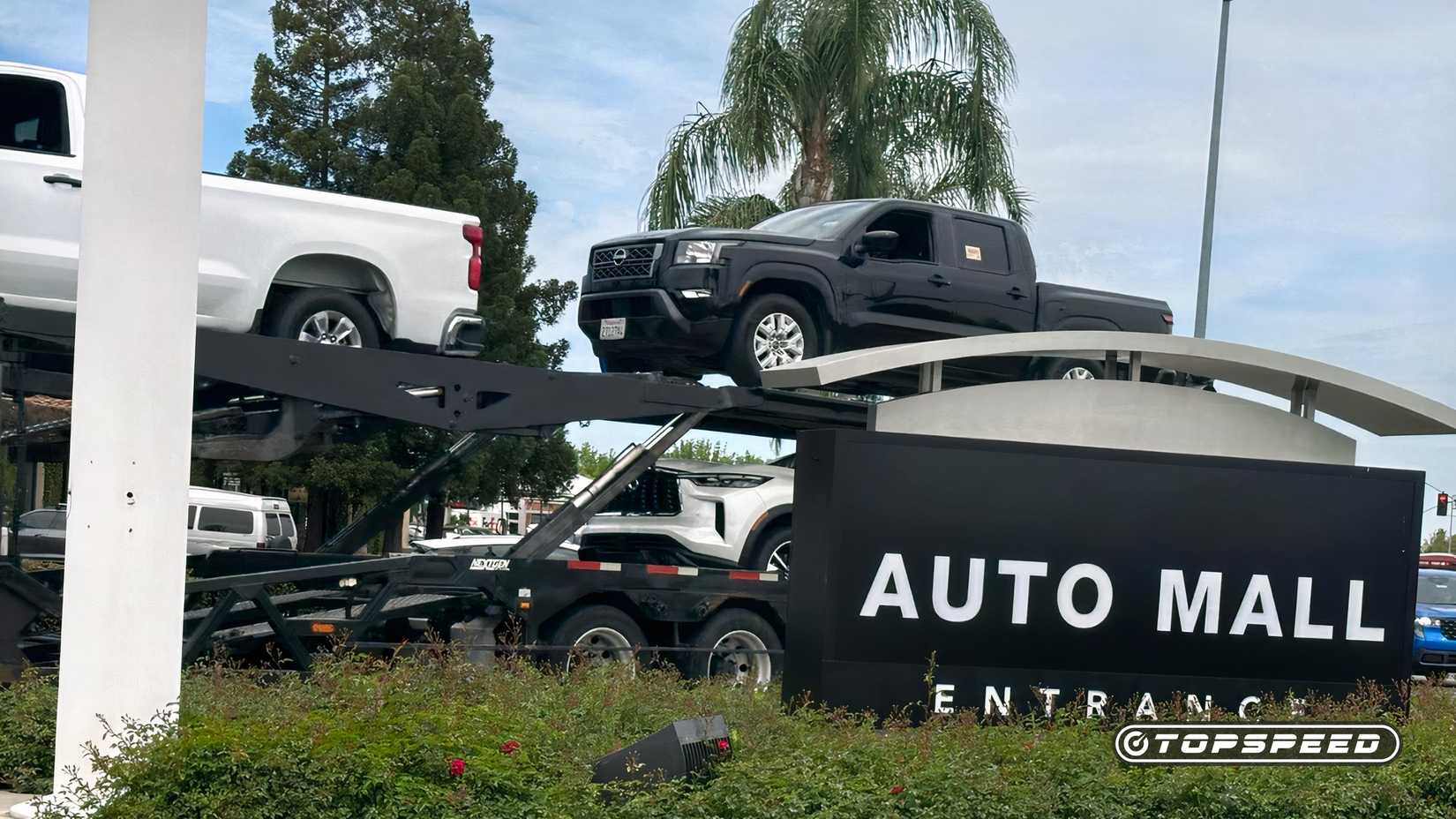 Transportador de automóveis que entrega veículos novos à concessionária, usado para ilustrar taxas ocultas do revendedor e táticas de preços complementares