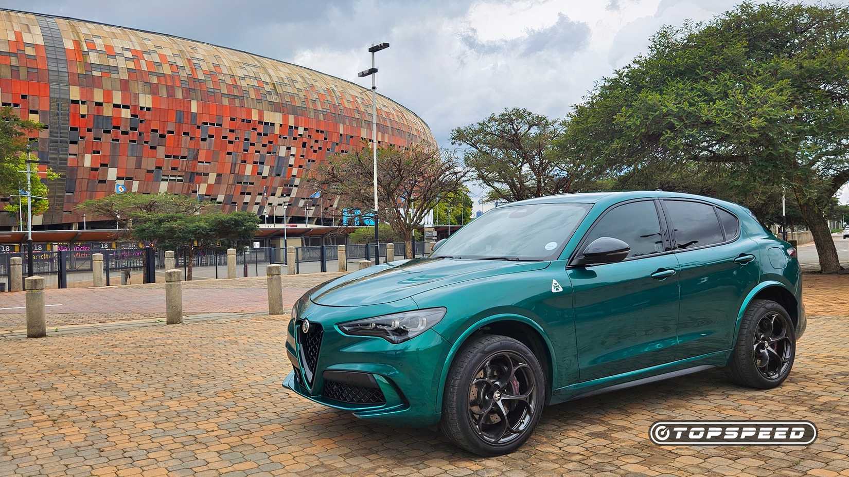 2026 Alfa Romeo Stelvio Quadrifoglio in Verde Montreal ( wide shot )
