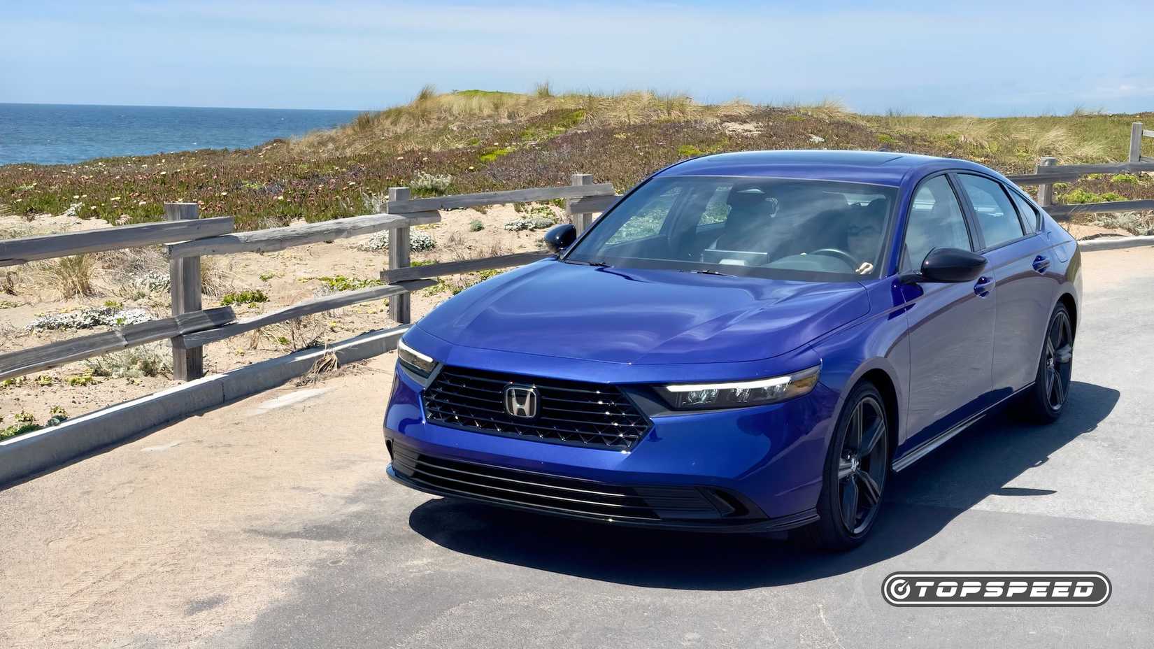 Honda Accord Hybrid Exterior Front 3.25 na estrada