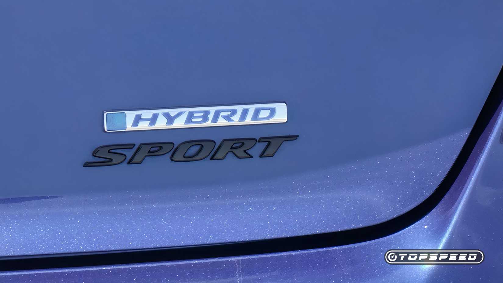 Close-up de um emblema esportivo híbrido exterior do Honda Accord Hybrid