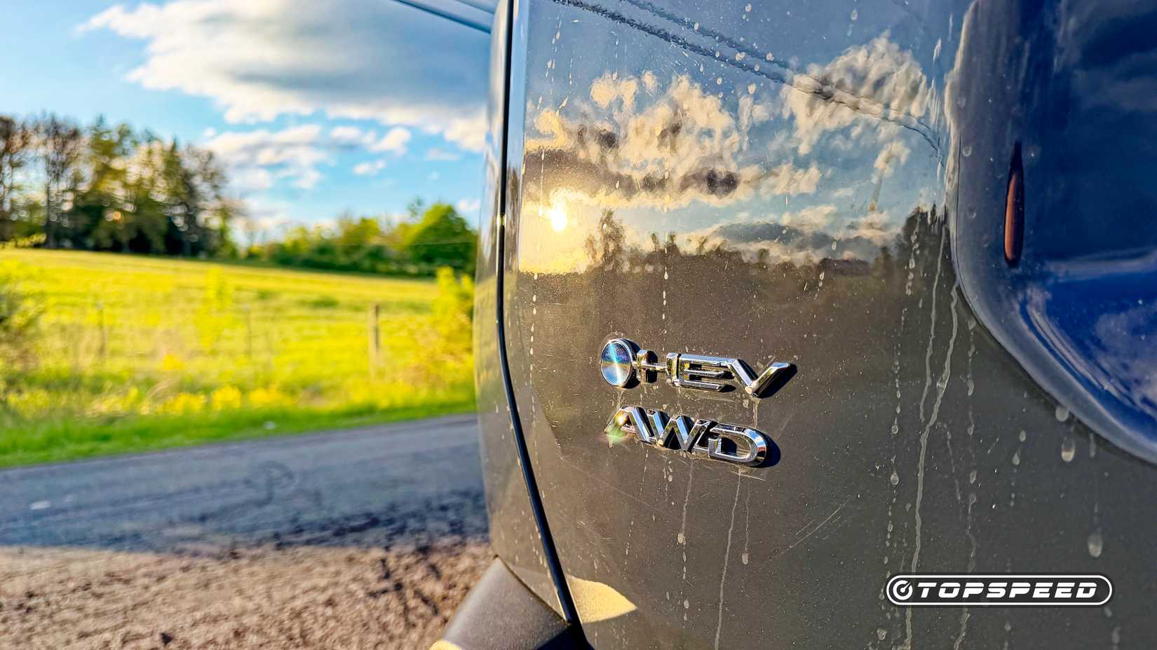 Grande plano traseiro do emblema do Toyota RAV4 2027