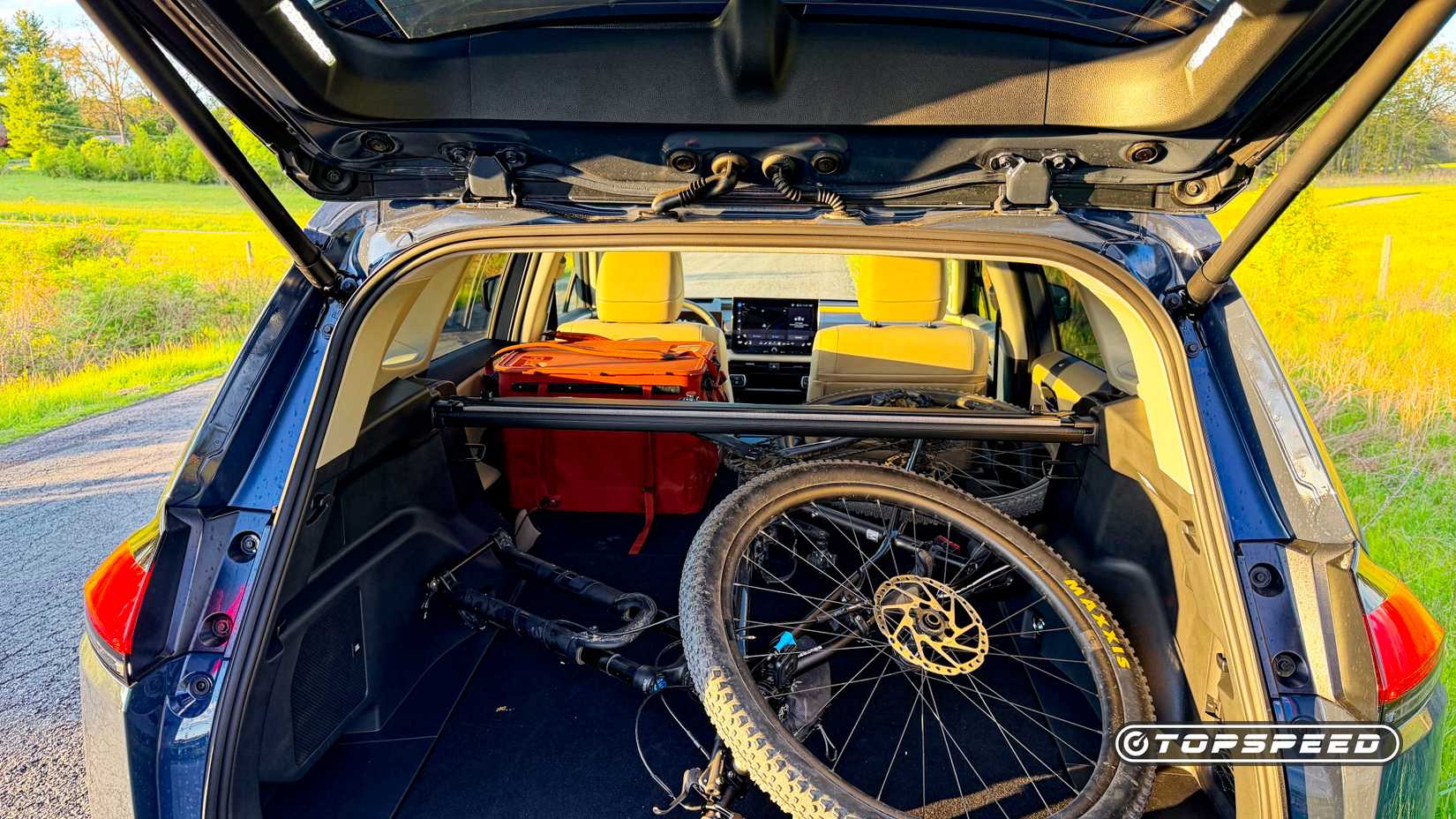 Foto traseira do Toyota RAV4 2027 mostrando o espaço de carga com a bicicleta carregada