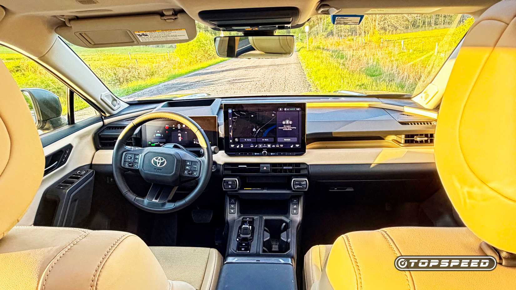 Foto do interior do Toyota RAV4 2027 mostrando o painel