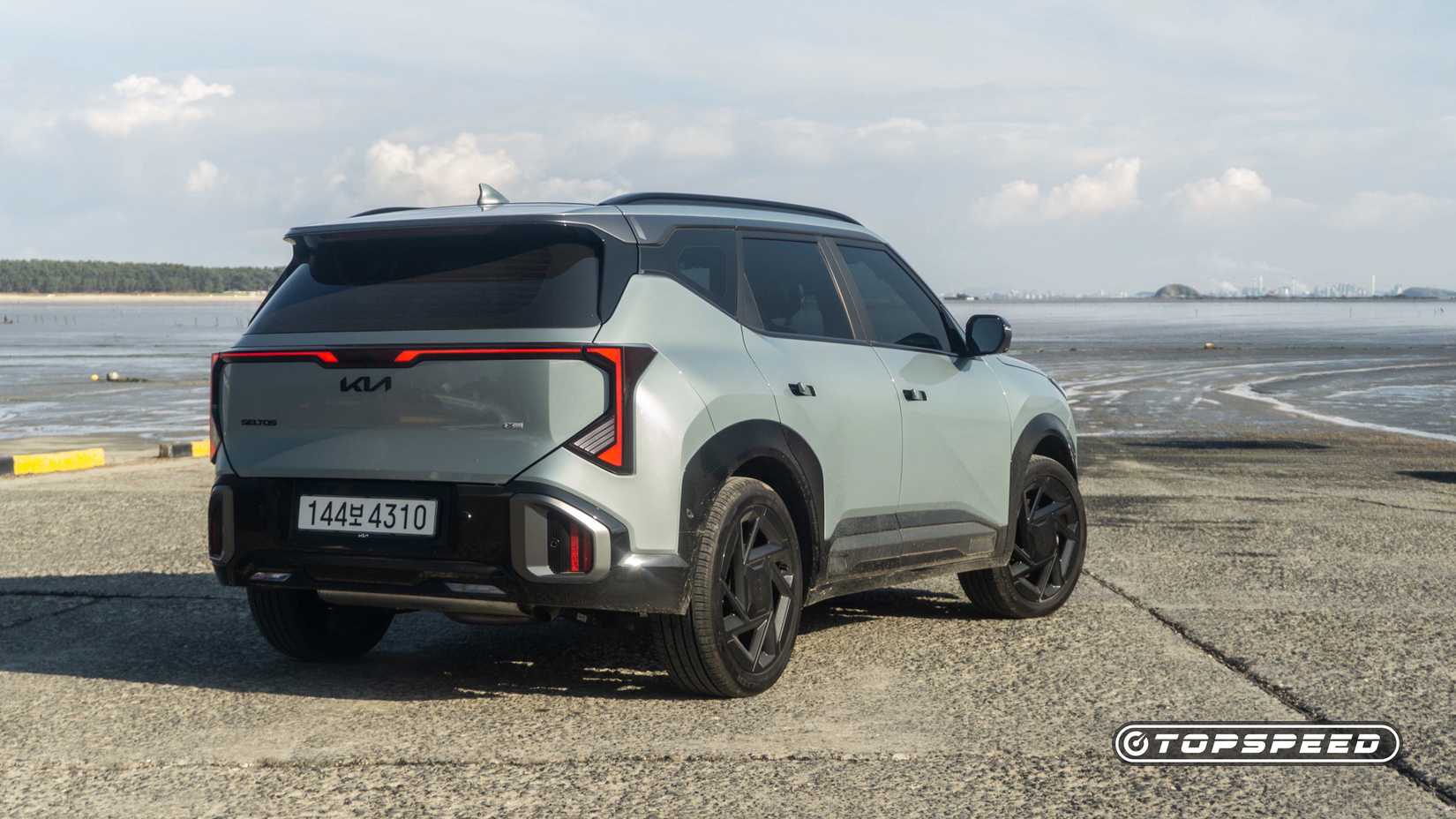 Vista traseira 3/4 do Kia Seltos Turbo X-Line 2027