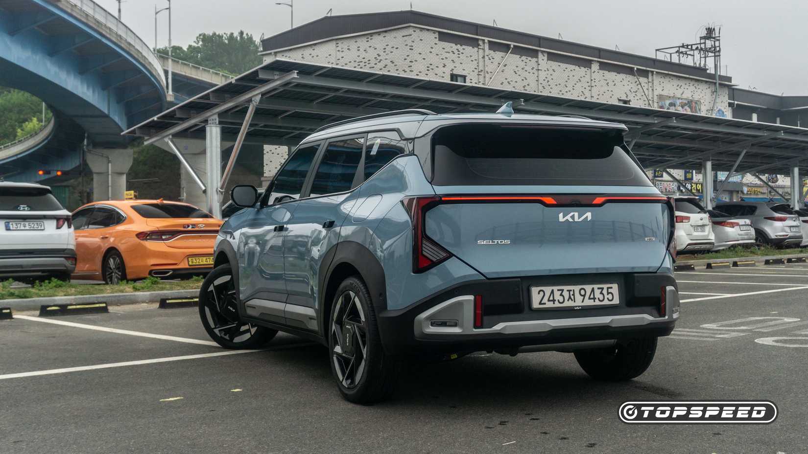 Vista traseira 3/4 do Kia Seltos Hybrid 2027