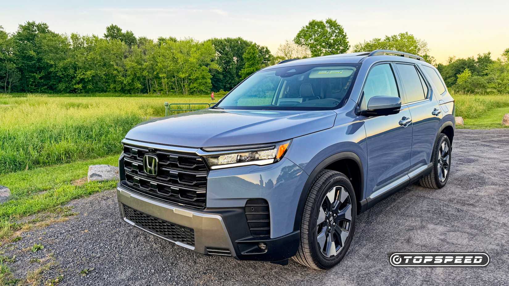 2026 Honda Pilot frente 3/4 tiro estacionado na estrada