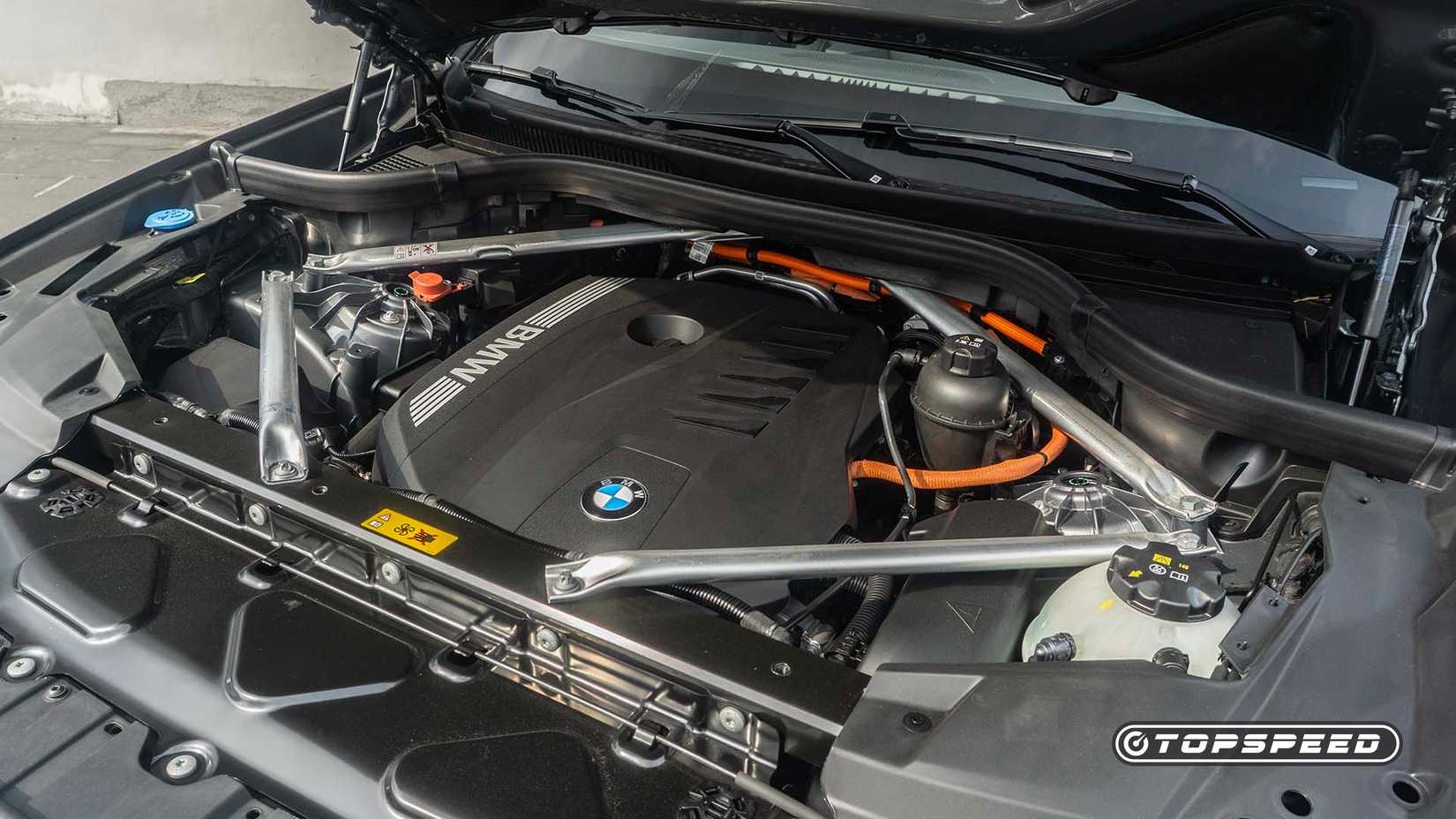 Compartimento do motor do BMW X5 xDrive50e 2026