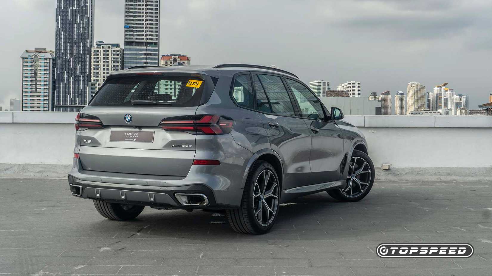 Vista traseira 3/4 do BMW X5 xDrive50e 2026
