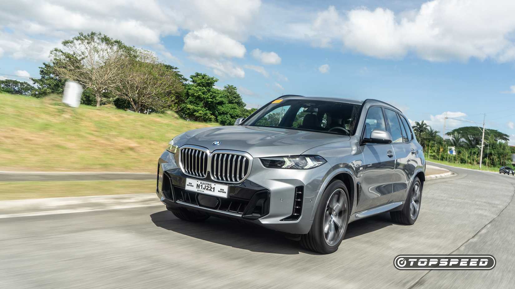 Foto dinâmica do BMW X5 xDrive50e 2026